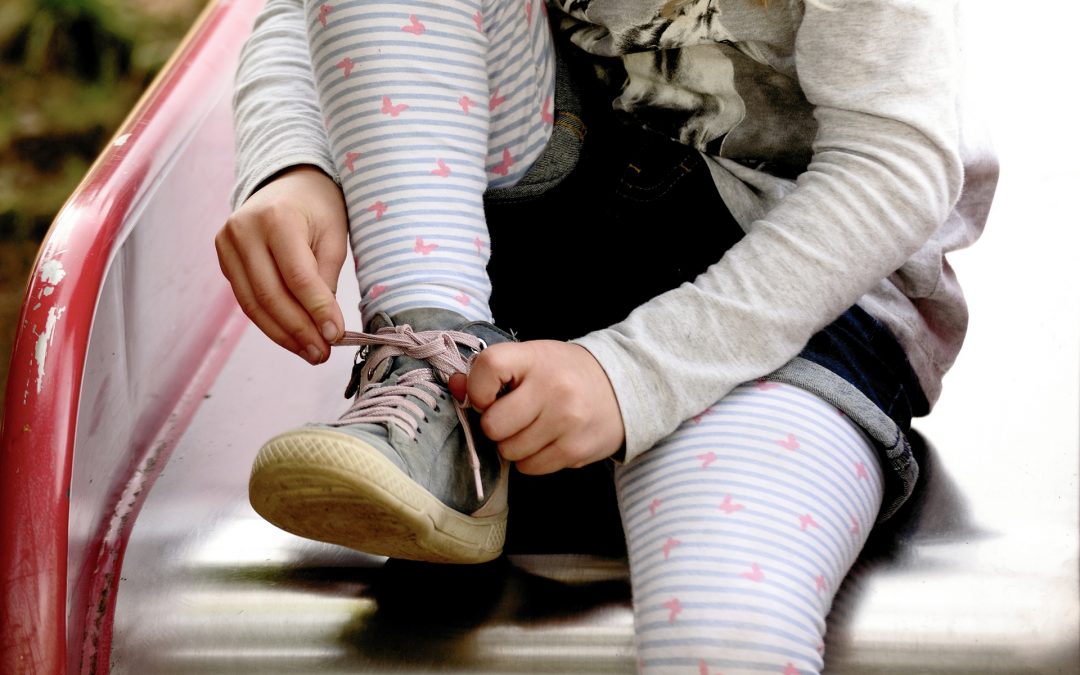 Jak nauczyć dziecko wiązać buty?